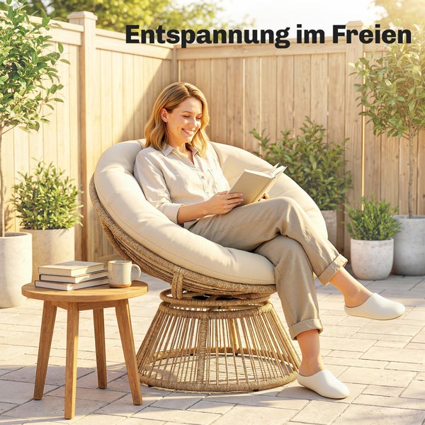 Tomatengewächshaus mit Metallrahmen und transparenter Folie im Garten vor einem Holzzaun.