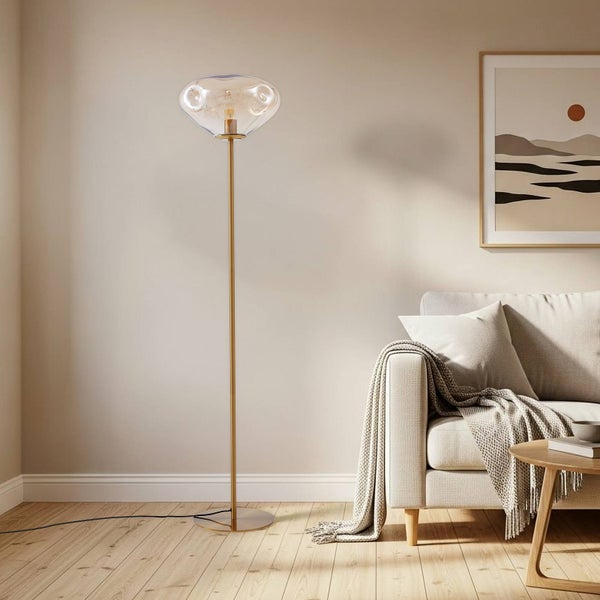 Stehleuchte mit Glasschirm neben einem Sofa in einem Wohnzimmer