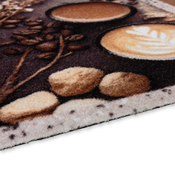 Detailansicht einer Fußmatte mit Kaffeemotiv, abgebildet sind Kaffeetassen, Kaffeebohnen und Zuckerwürfel auf einer weichen Oberfläche.
