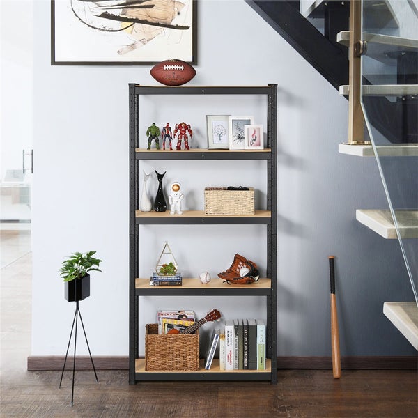 Schwarzes Metallregal mit fünf Holzböden, dekoriert mit Büchern und Dekoration, in einem modernen Raum neben einer Treppe stehend.