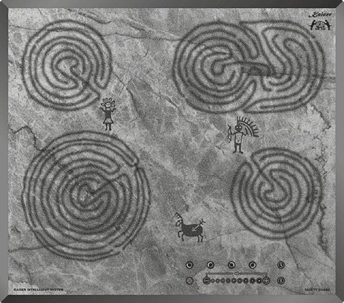 Kaiser Induktionskochfeld mit vier Kochzonen und grafischem Felsmalerei Design sowie integrierter Touch Bedienung.