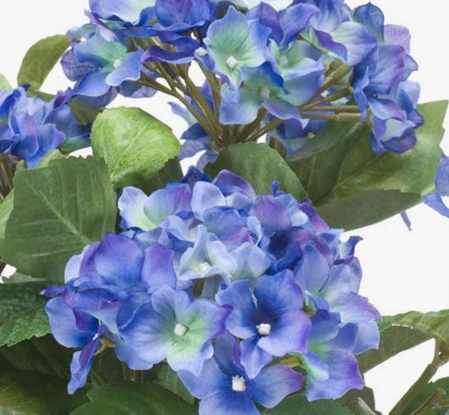 Detailansicht einer künstlichen Hortensie mit grünen Blättern und blauen Blüten.