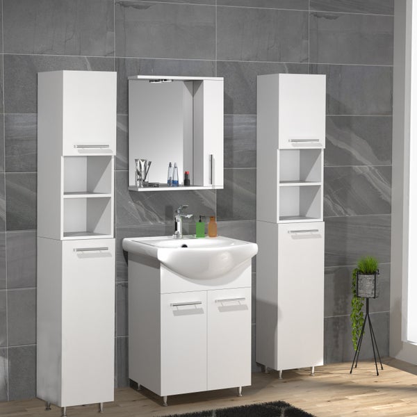 Badezimmer mit Waschbeckenunterschrank, Spiegelschrank und zwei Hochschränken in Weiß