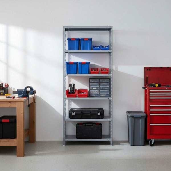 Organisierte Werkstatt mit grauem Metallregal, blauen und roten Sichtlagerkästen, Werkzeugkoffern, einer Werkbank und einem roten Werkstattwagen.