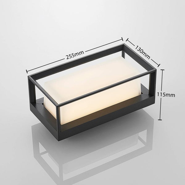 Außenwandleuchte in Schwarz mit den Maßen 255 Millimeter Länge, 115 Millimeter Höhe und 130 Millimeter Tiefe.