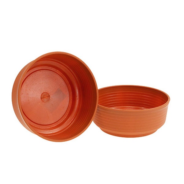 Zwei runde Untersetzer für Pflanztöpfe aus Kunststoff in Terrakotta-Farbe.