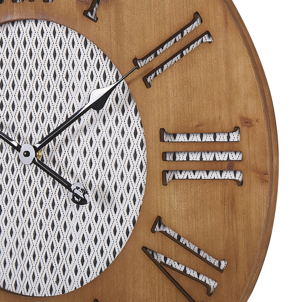 Detailansicht einer Wanduhr mit Holzrahmen, ausgeschnittenen römischen Ziffern und einer Mitte aus Netzgewebe.