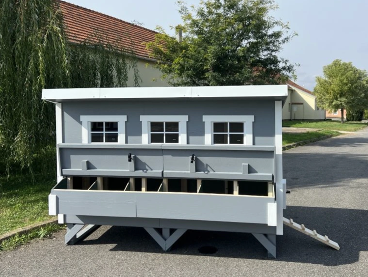 Grauer Hühnerstall mit Legenestern und Leiter für den Aussenbereich