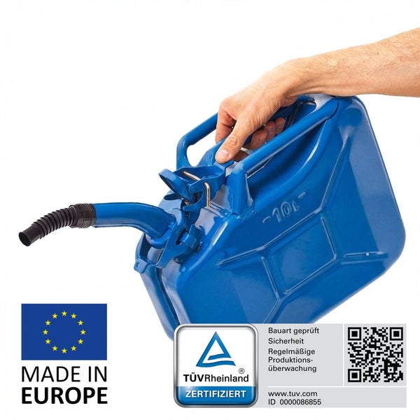 Blauer 10 Liter Kraftstoffkanister aus Metall mit Auslaufrohr, gehalten von einer Hand. In Europa hergestellt und TÜV Rheinland zertifiziert.