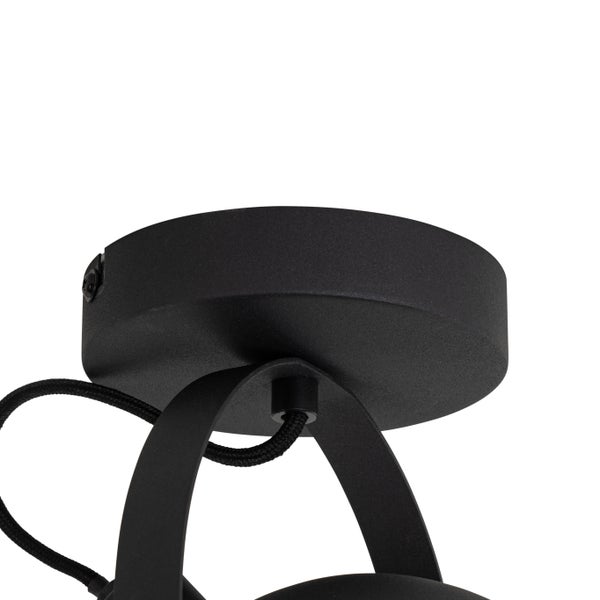 Detailaufnahme einer Deckenleuchte mit schwarzem Kabel