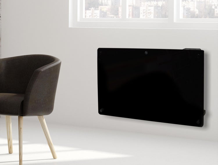 Szene mit einem schwarzen Wandheizkörper und einem braunen Stuhl