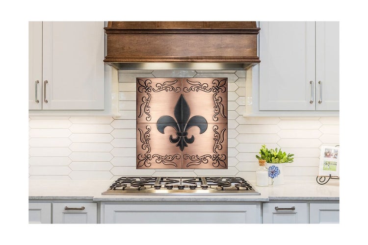 Küche mit Wandfliesen und Lilienmuster über dem Herd.