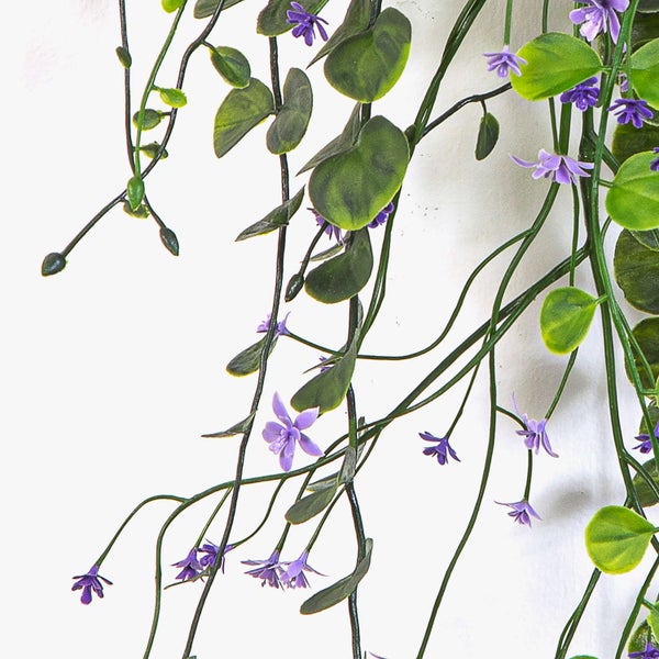 Künstlicher Zweig Muschelblume Moluccella laevis mit grünen kelchartigen Blättern und kleinen weißen Blüten.