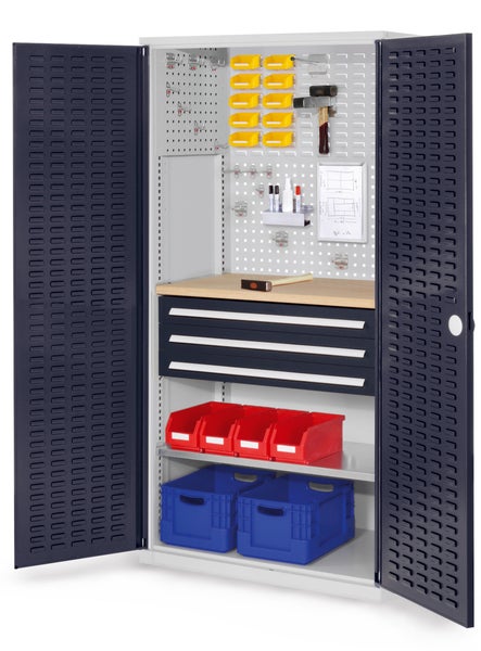 Werkzeugschrank mit Werkzeugen und Zubehör