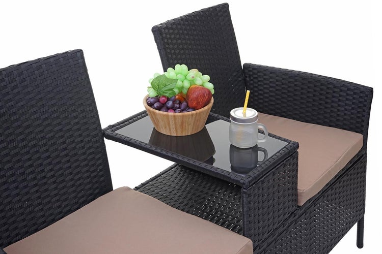 Garten-Sitzgruppe aus dunklem Polyrattan mit integriertem Glastisch und beigen Sitzkissen.