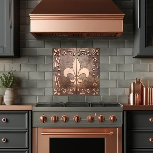 Küchenszene mit Fliesenkunstwerk über Herd