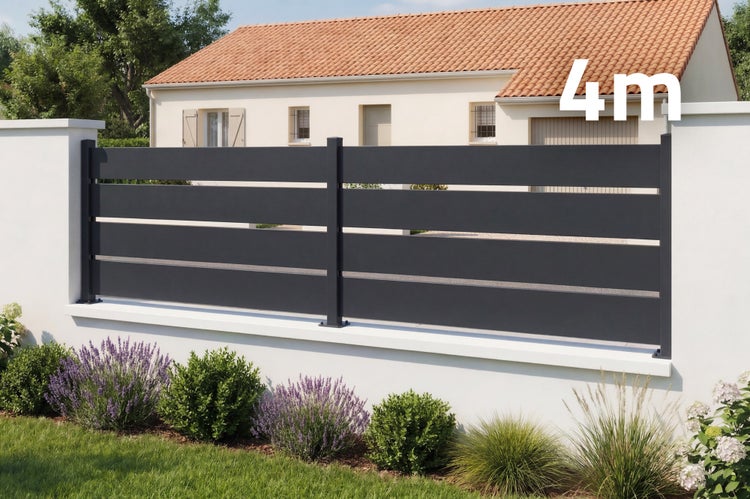 Moderner Lamellenzaun aus Aluminium mit einer Länge von 4 Metern, montiert auf einer Gartenmauer vor einem Haus.