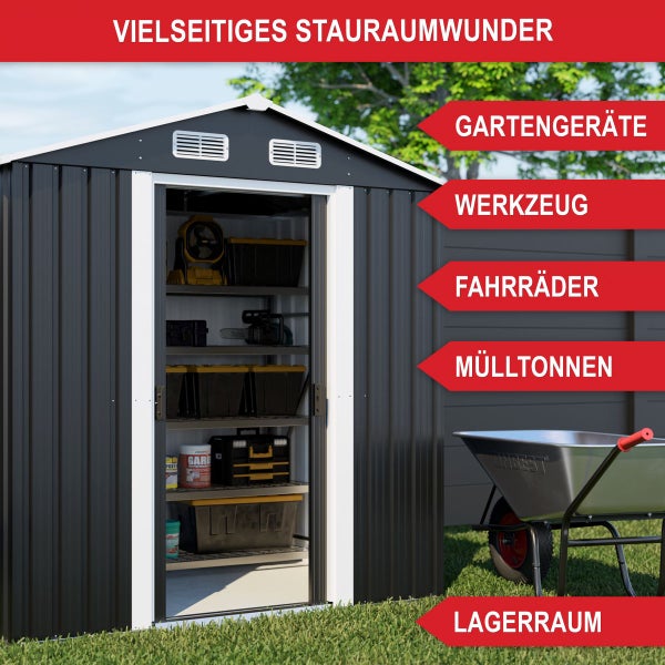 Dunkelgraues Metallgerätehaus mit weißem Türrahmen, Regalen im Innenraum und einer Schubkarre im Außenbereich.