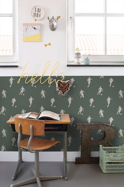 Kinderzimmer mit Schreibtisch, Stuhl und Fußballtapete