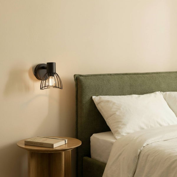 Schlafzimmer mit Wandleuchte und Nachttisch