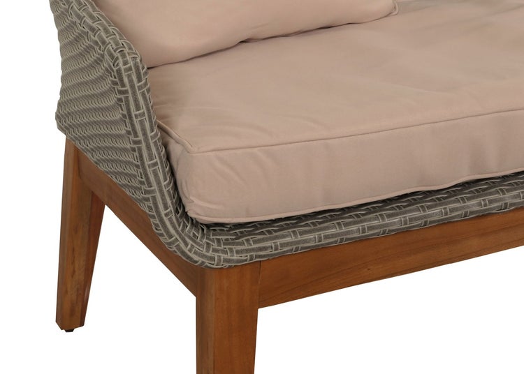 Detailansicht eines Gartensofas mit Holzbeinen, grauem Kunststoffgeflecht und beigen Sitzkissen.
