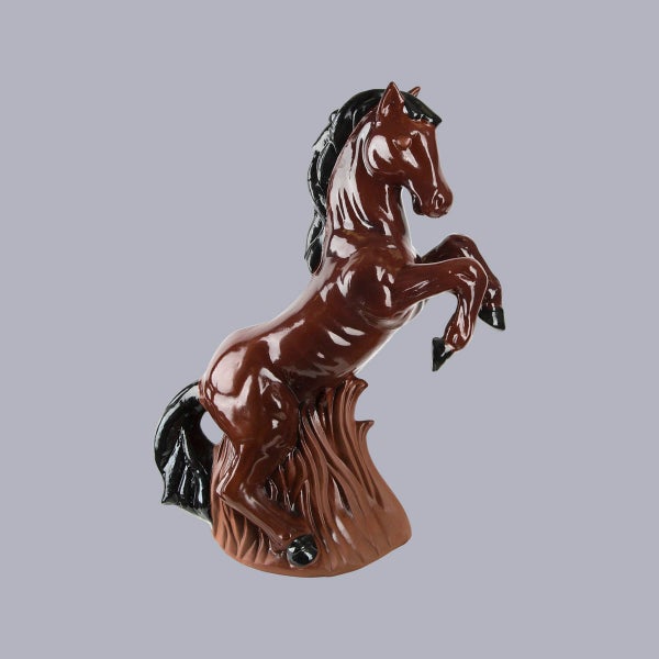 Dekofigur steigendes Pferd aus Keramik oder Kunstharz, glänzend braun mit schwarzer Mähne.