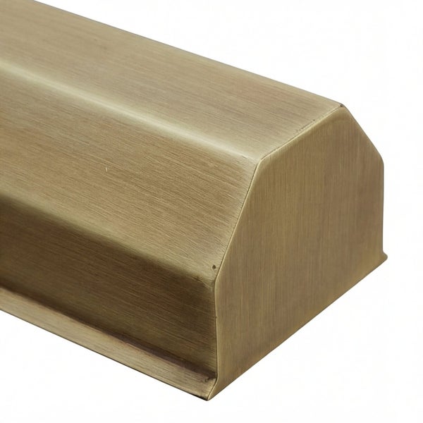 Detailaufnahme eines goldenfarbenen Eckprofils