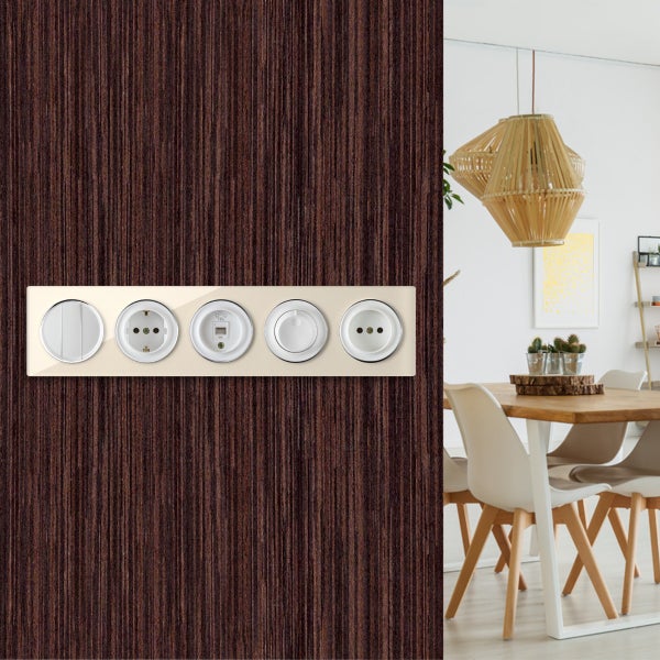 Fünffach Schalterrahmen mit Steckdosen und Anschlüssen montiert an einer holzoptischen Wand vor einem hellen Esszimmer.