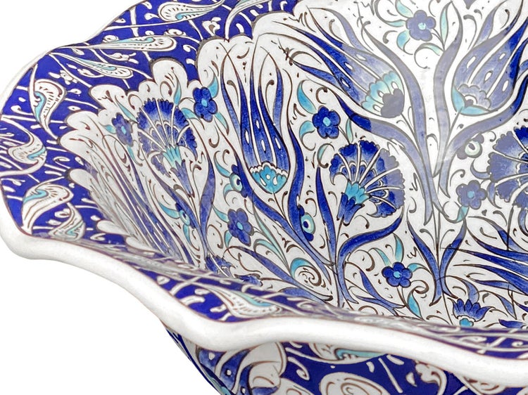 Dekorative Schale mit Blumenmuster