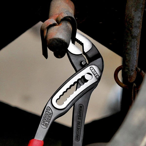 Knipex Alligator Wasserpumpenzange greift um ein Metallrohr