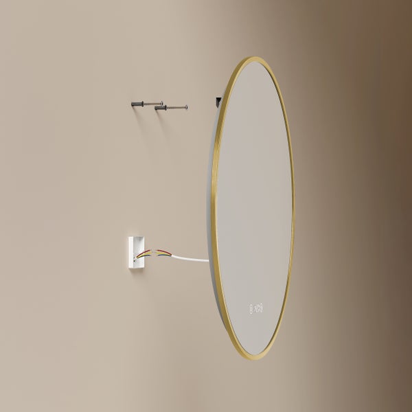 Runder Wandspiegel mit Goldrahmen bei der Montage, inklusive Schrauben, Dübeln und Elektroanschluss für die integrierte Beleuchtung.