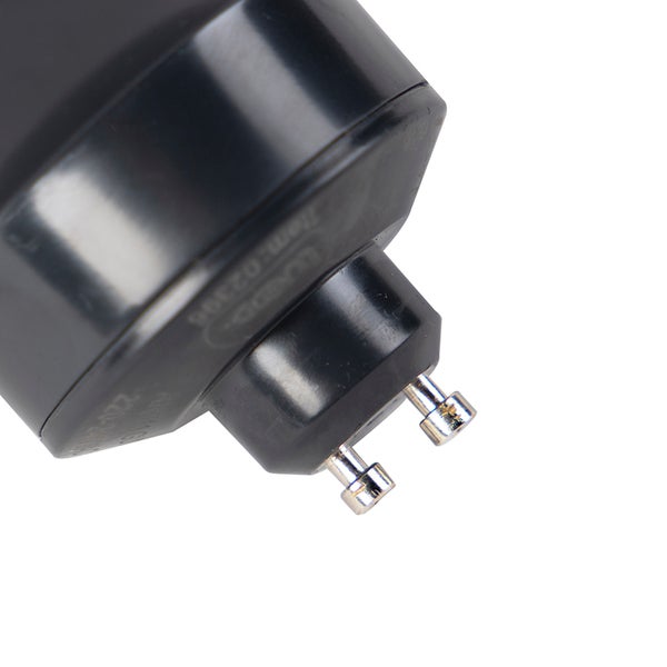 Detailansicht eines GU10 Sockels eines LED Leuchtmittels mit zwei Metallstiften und schwarzem Kunststoffgehäuse.