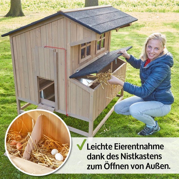 Hühnerstall aus Holz mit aufklappbarem Nistkasten zur einfachen Eierentnahme im Garten.