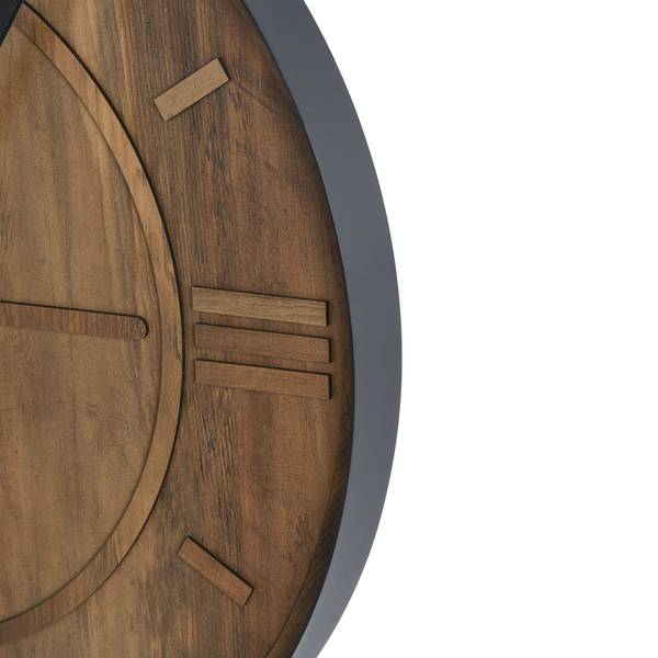 Wanduhr mit hölzernem Ziffernblatt und römischen Ziffern im modernen Design