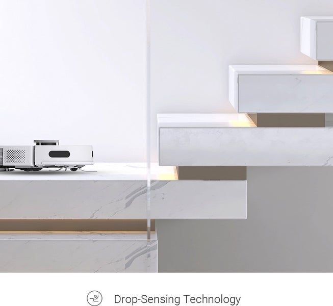 Saugroboter mit Treppenerkennung auf einem Absatz vor einer Treppe