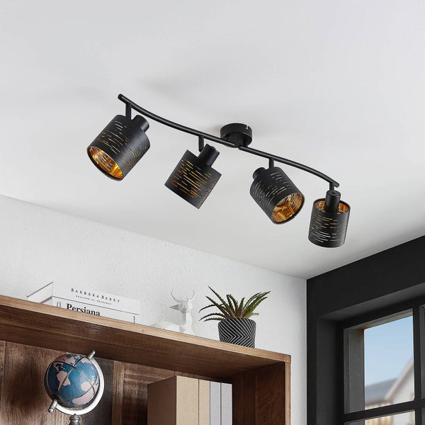 Moderne 4-flammige Deckenleuchte mit gebogener schwarzer Schiene und zylindrischen Schirmen mit Lochmuster und goldfarbener Innenseite.