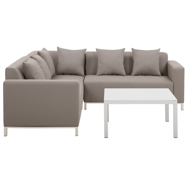 Graues Ecksofa mit Kissen und einem weißen Tisch