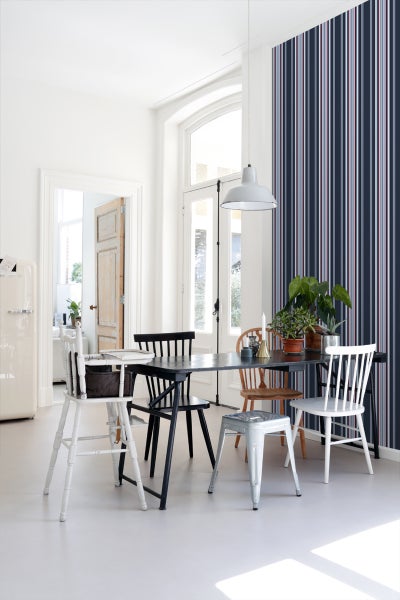 Heller Raum mit Esstisch und gestreifter Tapete