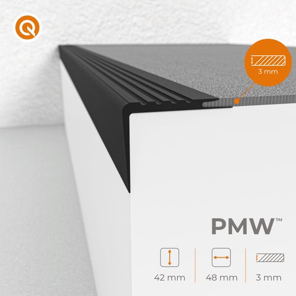 Treppenkantenprofil PMW aus Kunststoff mit Rillen, Maße 42 Millimeter mal 48 Millimeter, für 3 Millimeter starke Beläge. Quick-Step Logo.