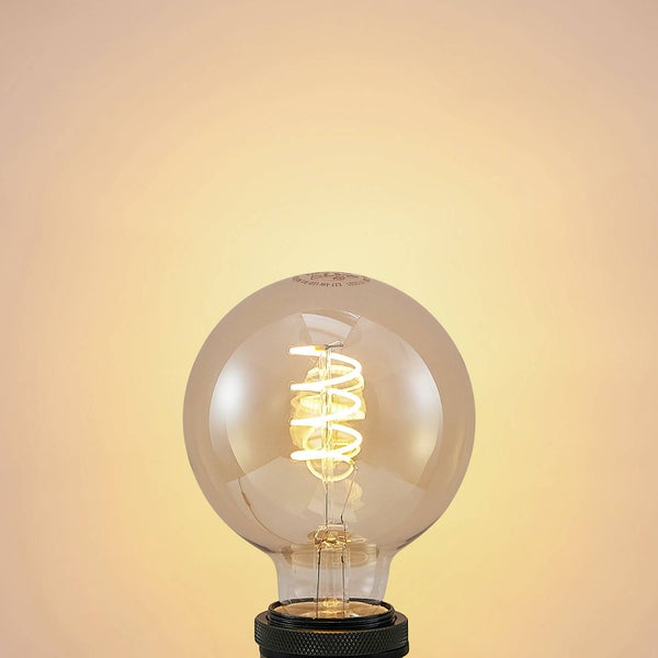 LED-Globe-Leuchtmittel E27 mit spiralförmigem Filament, warmweiß leuchtend.