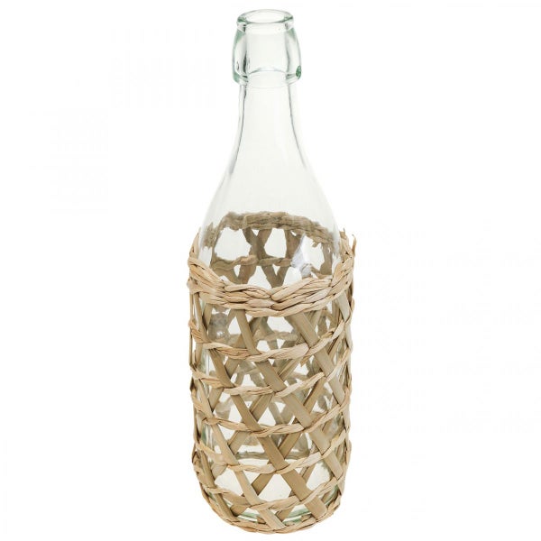 Dekorative Glasflasche mit Geflecht aus Naturfaser.