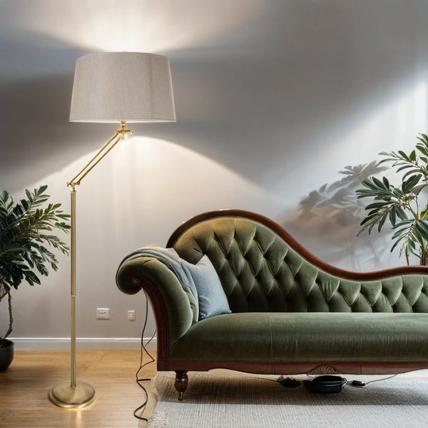 Stehleuchte mit verstellbarem Arm neben einem grünen Sofa in einem hellen Raum.
