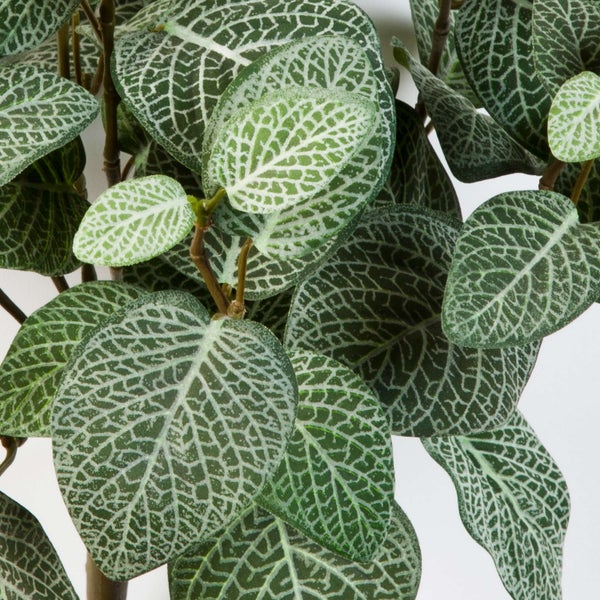 Künstliche Hortensie im schwarzen Topf mit weißen Blüten und grünen Blättern.