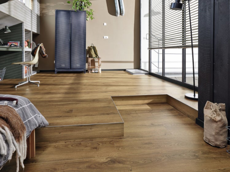 Modernes Schlafzimmer mit Holzboden in Eichenoptik, Podest mit Stufenkante, große Fensterfront und industrielle Inneneinrichtung.