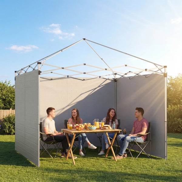 Vier Personen sitzen an einem hölzernen Klapptisch unter einem Pavillongestell mit Seitenwänden in einem sonnigen Garten.
