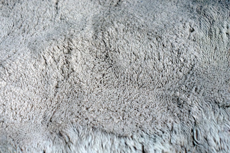 Nahaufnahme einer flauschigen Teppichoberfläche mit weicher Textur