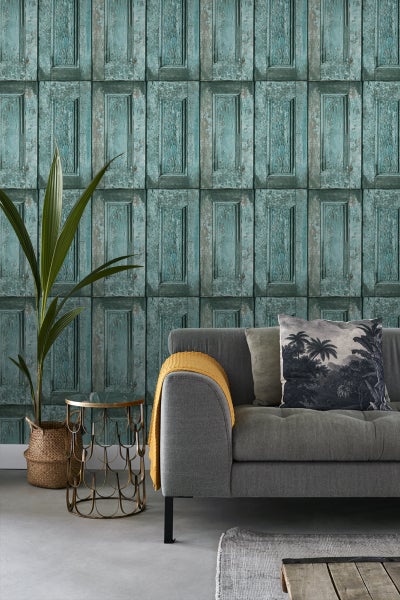 Wohnraum mit Wandtapete in Holzpaneeloptik, Sofa und Beistelltisch.