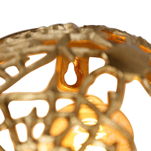 Detailansicht einer Wanddekoration aus Metall mit Aufhängevorrichtung.