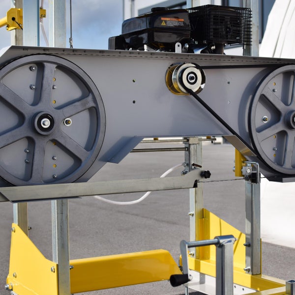 Detailansicht einer Bandsäge mit Motor und Antriebsrädern