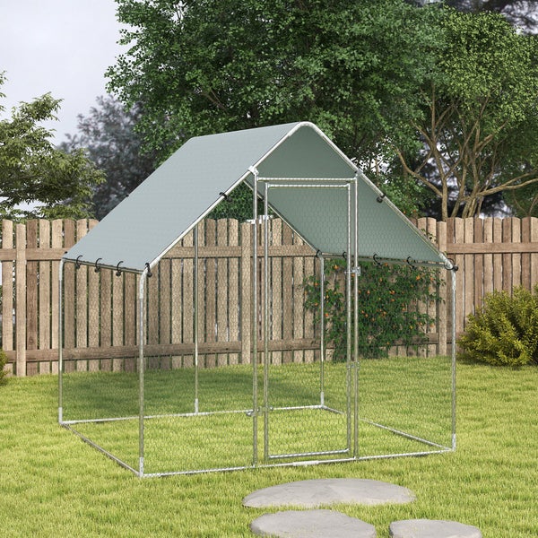 Metall-Hühnerstall mit Spitzdach und grauer Plane, Drahtgeflecht-Gehege und einer Tür, im Garten auf Rasenfläche.